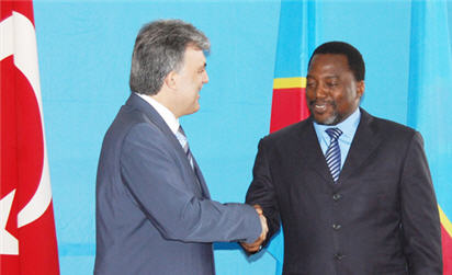 Le Prsident Kabila serrant la main de son homologue turc Abdullah Gl