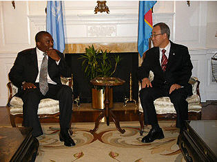 Poursuivant sa visite d'Etat aux Etats-Unis, le Prsident de la Rpublique Joseph Kabila Kabange, a quitt Washington DC samedi 28 Octobre 2007 pour New-York, afin de rpondre  l'invitation  dner du Secrtaire gnral des Nations Unies, M. Ban Ki Moon.