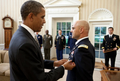 Le Prsident Barack Obama octroi une medaille au Lt-Col Barrett Bernard le 12 Octobre 2011