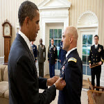 Le Prsident Barack Obama octroi une medaille dans le Bureau Ovale  la Maison Blanche
