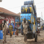Transport des fus vides pour chargement de l'huile de palme au march Somba Zikida dans la commune de Kinshasa en RDC
