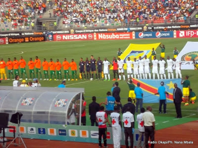 Les quipes nationales de la RDC et de la Zambie avant le coup d'envoi du premier match du groupe B  la CAN 2015 (1-1), le 18/01/2015