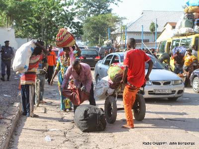 Des familles refoules de Brazzaville cherchant  rejoindre leurs proches le 24/04/2014  l'entre principale de l'ex- port Onatra  Kinshasa