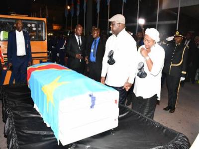 Le cercueil descend du pied de l?avion, couvert du drapeau national, jeudi 30 mai  19h40?. Photo Presse prsidentielle.