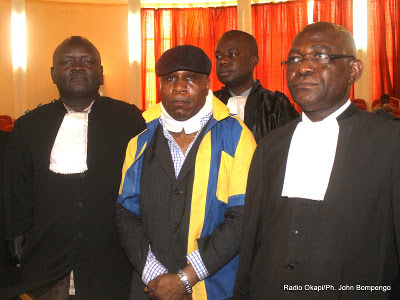 Eugene Diomi Ndongala assist de ses avocats le 16/09/2013, lors d'un procs  la cour suprme de justice  Kinshasa.