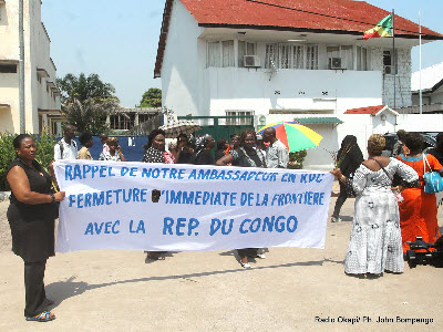 Un groupe des femmes congolaises de la RDC manifestant le 05/05/2014 devant l'ambassade de la Rpublique du Congo  Kinshasa contre le traitement subi par des ressortant de la RDC refouls au Congo