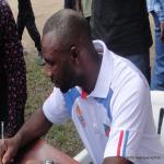 Le slectionneur de l?quipe nationale de football, Florent Ibenge, en train de signer dans le livre d?or du collge Boboto jeudi 24 mars 2016. Photo Fecofa/ Angengwa Agbeme.