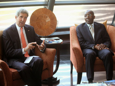 John Kerry, secrtaire d'Etat amricain et le ministre des Affaires Etrangres congolais Raymond Tshibanda le 3/05/2014 lors de son arrive  l'aroport international de Ndjili  Kinshasa pour une visite du travail