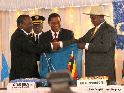 Passation du pouvoir entre le chef de l'Etat congolais Joseph Kabila et son homologue ougandais Yoweri Museveni le 26/02/2014  Kinshasa lors de l'ouverture du 17e sommet de la confrence des chefs d'Etat et de gouvernement du Comesa