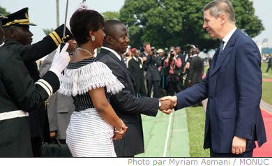 Joseph et Olive Kabila avec le Secrtaire gnral adjoint des Nations unies charg des oprations de maintien de la paix, Jean Marie Guhenno