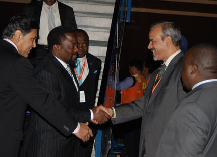 Le Prsident de la Rpublique, Joseph Kabila Kabange, a quitt New Delhi, en Inde, mercredi  18 heures locales, soit 14 heures 30' heures de Kinshasa, au terme d'un sjour de 48 heures dans la capitale de l'Inde o il a particip, du 08 au 09 avril, en sa qualit de prsident en exercice de la Communaut conomique des Etats de l'Afrique centrale(CEEAC) au Forum au sommet Inde-Afrique, lequel a runi les Chefs d'Etat et de Gouvernement d'Afrique reprsentant les communauts conomiques rgionales d'Afrique.