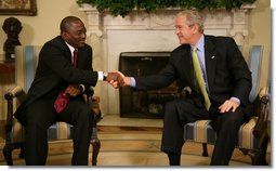 Le prsident George Bush a reu son homologue congolais Joseph Kabila ce matin, heure de Washington, dans l'Oval Office de la Maison Blanche. Aprs la rencontre les deux prsidents se sont exprims brivement  la presse. Voici une traduction ralise par CongoPlanete.com du communiqu de presse de la Maison Blanche  ce sujet. 

