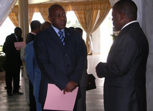 Le Prsident de la Rpublique, Joseph Kabila Kabange, a eu mardi, au Palais de la Nation, une sance de travail avec les gouverneurs de province, autour des questions relatives notamment  la rtrocession aux provinces des 40 % et aux allocations spciales pour les Gouverneurs de province.
