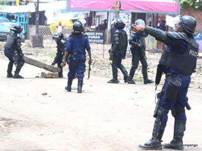 La police tente de dgager une route barricade lors d'une marche de l'opposition congolaise  Kinshasa, le 19/09/2016.
