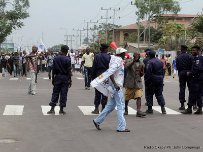 Les partisans de l'opposition marchent sur une des principales avenues de Kinshasa, le 1/9/2011, pour l'audit du fichier lectoral.