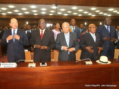 Modeste Mutinga (4  partir de la gauche sur la photo) a dmissionn de ses fonctions de rapporteur du Snat