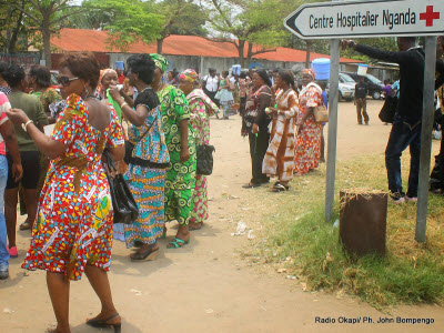Des fidles de l'Eglise Arme de Victoire du pasteur Kutino Fernando attendant sa sortie du centre hospitalier Nganda le 15/09/2014  Kinshasa
