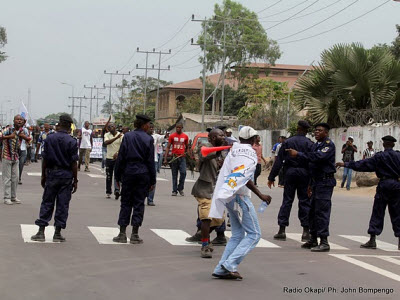 Les partisans de l'opposition marchent sur une des avenues principale de Kinshasa le 1/9/2011, pour la rvision du fichier lectora