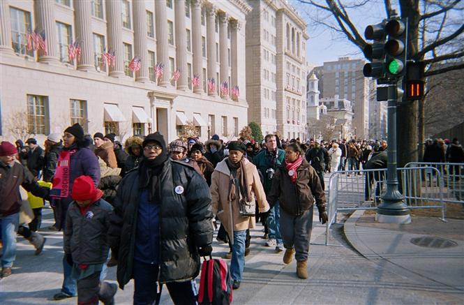 Les gens se dirigent vers le National Mall  Washington, DC, pour assister  l'inauguration historique du Prsident Barack Obama.
