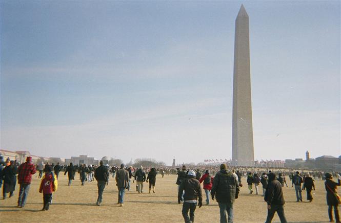 Les gens se dirigent vers le Washington Monument au National Mall  Washington, DC, pour assister  l'inauguration historique du Prsident Barack Obama.