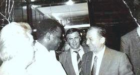 Dr. Lopold Kumbakisaka en compagnie de l'ancien Prsident roumain, l'ingnieur Ion Iliescu, au lendemain du coup d'tat contre le Prsident Nicolae Ceausescu (Bucarest, dcembre 1989)