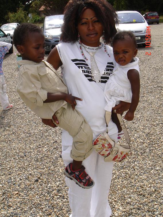 Pamela Muamba et ses deux enfants:Christopher et Alexandra en pleine sant devant l'eglise de verlhaguet..