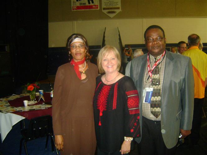 Sur la photo, le couple Kumbakisaka (Maman Thth Marie-Thrse Kumbakisaka et le Dr.Lopold Kumbakisaka entourant madame la dput fdrale  Joy smith du parti  (au pouvoir), le parti conservateur (Canada, aot 2009)