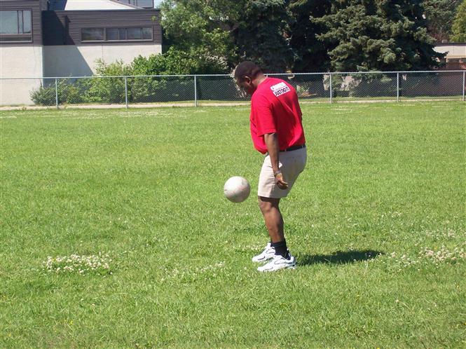 Le football communment appel le soccer en Amrique du nord me procure toujours du plaisir malgr le poids de l'ge (Dr. Lopold Useni Yumbi Kumbakisaka, Canada 2010)