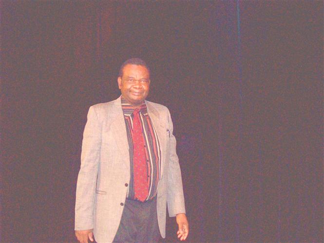 Dr. Lopold Useni Yumbi Kumbakisaka peu avant le mot speech prononc lors du souhait de la bienvenue des immigrants au Canada (Saskatchewan, Regina 2008)