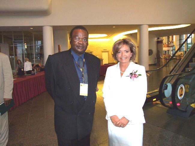 Dr. Lopold Jean-Paul Choppard Useni Yumbi  Kumbakisaka avec l'honorable ministre canadien des affaires intergouvernementales, de la francophonie et prsidente du conseil priv, Mme Jose Verner (Canada 2010)