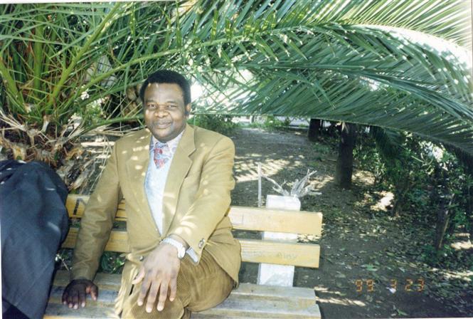 Dr. Lopold Kumbakisaka, aprs une promenade au parc de la polytechnique d'Athnes en Grce, Photo prise en 1999 par ma chre pouse Mamie Thth, Madame Marie-Thrse Batrice KUMBAKISAKA (Athnes,Grce 1999)  
