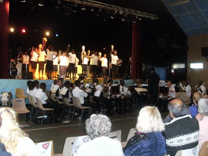 Le Brass Band salutiste de Boulogne Billancourt  Paris a fait un concert organis par l'association Chemin Arc en Ciel pour la construction d'un dispensaire dans le village de Mbala dans la rgion de Bandundu
