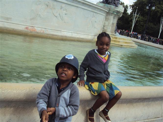  En vacances  Londres,  en t 2011, Emmanuel et  Kabena, posent devant la fontaine du palais de birmingham