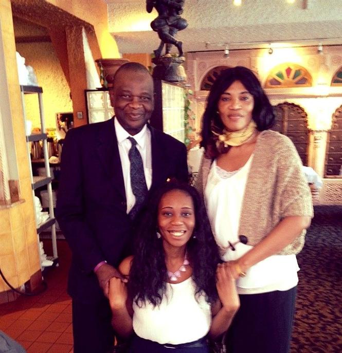 Toute souriante, Maman Muilu Patricia KUMBAKISAKA avec ses Parents le couple Kumbakisaka (Maman Thth et Papa Kumbakisaka) Bon anniversaire  notre Bb ce 18 avril 2014.