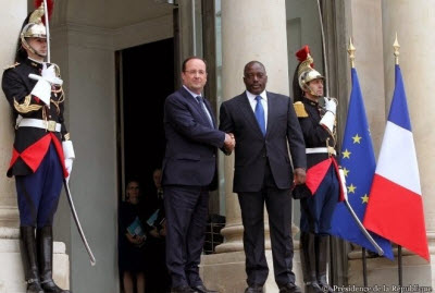 François Hollande et Joseph Kabila sur le perron de l'Elysée lors de la visite du président de la RDC à Paris en France le 21 mai 2014 (Photo présidence française)