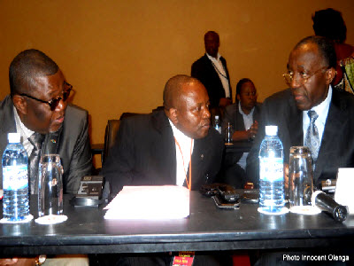 Charles Okoto, abbé Malu Malu et Raymond Tshibanda, trois membres de la délégation du gouvernement congolais aux pourparlers de Kampala
