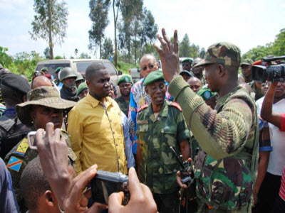 Le Colonel Mamadou explique la situation à Julien Paluku à Kibumba