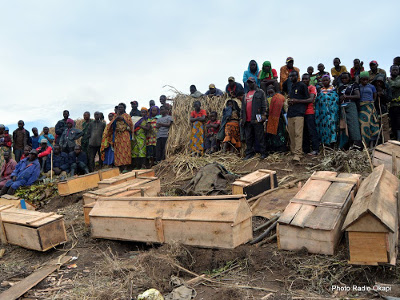 Inhumation de 29 civils victimes de massacre au village Luhanga (Nord-Kivu). Lundi 28/11/2016. Ph. Radio Okapi/Alain Kyalemaninwa Wandimoyi