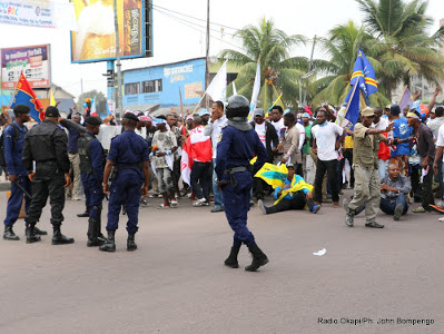 La police empêche les manifestants de franchir la limite imposée pour la marche des partis politiques de l'opposition membres de la Dynamique de l'opposition le 26/05/2016 à Kinshasa