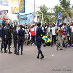 La police empêche les manifestants de franchir la limite imposée pour la marche des partis politiques de l?opposition membres de la Dynamique de l?opposition le 26/05/2016 à Kinshasa