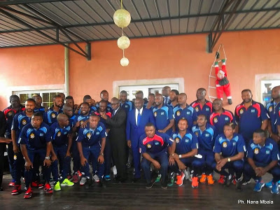 Au milieu Joseph Kabila entouré des joueurs congolais à Bata en Guinée Equatoriale en marge de la Can 2015
