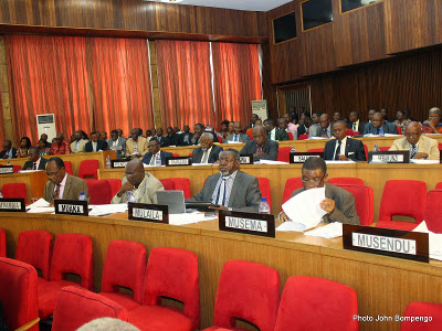 Des sénateurs lors de l'examen du projet de loi électorale le 23 janvier 2015 à Kinshasa