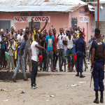 Des manifestants contre l'adoption de la loi électorale au parlement font face à la police le 19/01/2015 à Kinshasa