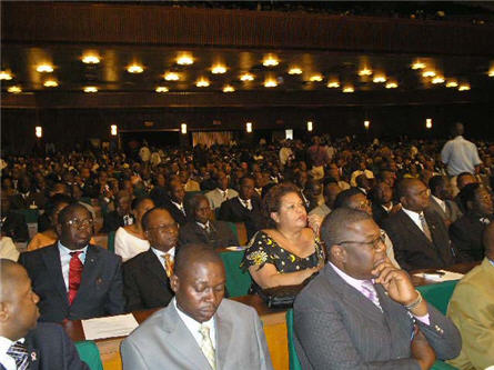 Elle a eu lieu samedi à Kinshasa devant plusieurs membres du gouvernement et des chefs de missions diplomatiques. Cette session est essentiellement budgétaire. Le président de l'Assemblée nationale invite le gouvernement à doubler le budget 2007 pour répondre aux doléances de la population, rapporte radiookapi.net