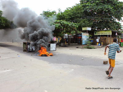 Des pneus brûlés le 19/01/2015 par des manifestants à Kinshasa qui répondaient au mot d'ordre de l'opposition congolaise de manifester contre l'adoption de la loi électorale au parlement