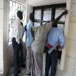 Quelques personnes regardent la liste des candidats à Goma. MONUSCO