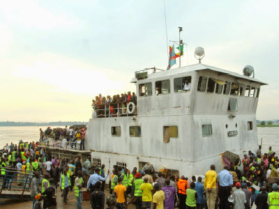 L'arrivée des ressortissants de la RDC refoulés de Brazzaville le 29/04/2014 au port fluvial de Kinshasa.