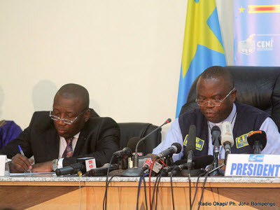 Le président de la Ceni Daniel Ngoy Mulunda et son vice Jacques Djoli le 6/12/2011 à Kinshasa