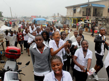 Des élèves finalistes célèbrent la fin de la dernière épreuve de l'Examen d'Etat le 23/06/2011 à Kinshasa
