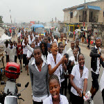 Des élèves finalistes célèbrent la fin de la dernière épreuve de l?Examen d?Etat le 23/06/2011 à Kinshasa
